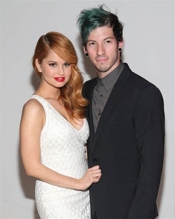 Does Twenty One Pilots drummer Josh Dun have a girlfriend? Is he dating?