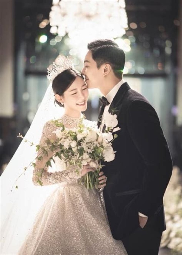 Lee Dong-Wook Wife, Married, TV shows, Age, Height, Family