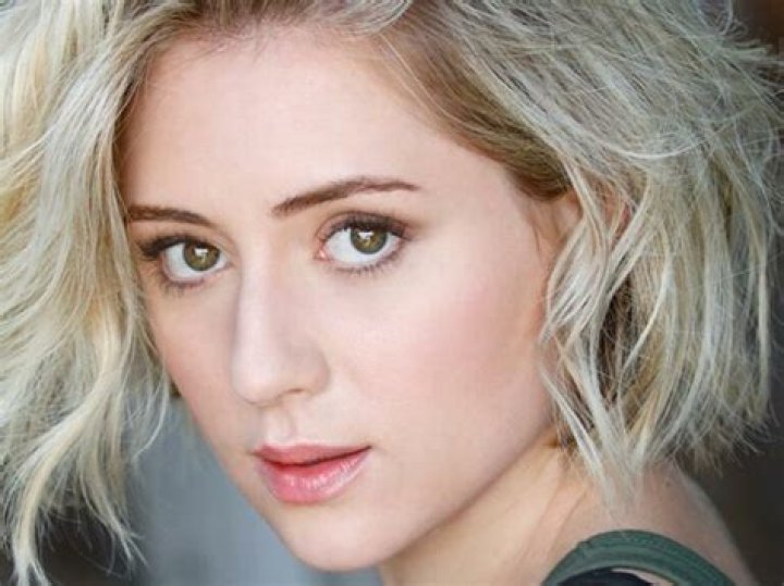 Lizze Broadway's Net Worth, Age, Biography, Relationship Status, Nationality, Achievements, and More - SarkariResult