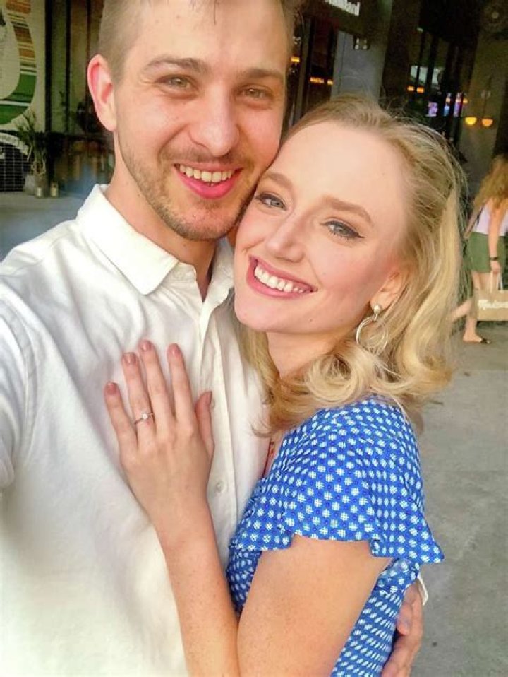 Sarah Spivey Husband : KSAT Meteorologist Sarah Spivey Is Engaged - SarkariResult